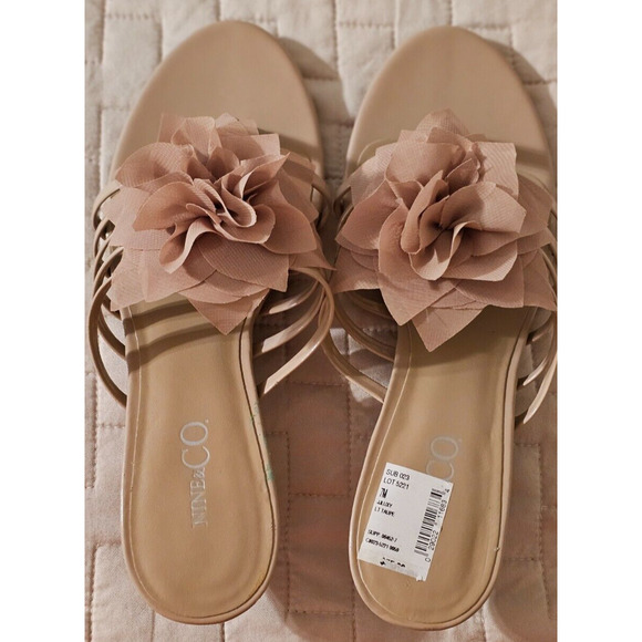 NWOB Sz 7 Nine and Co Kitten heel Flip Flopss - Very Cute - Lt Taupe or Tan - Picture 1 of 3